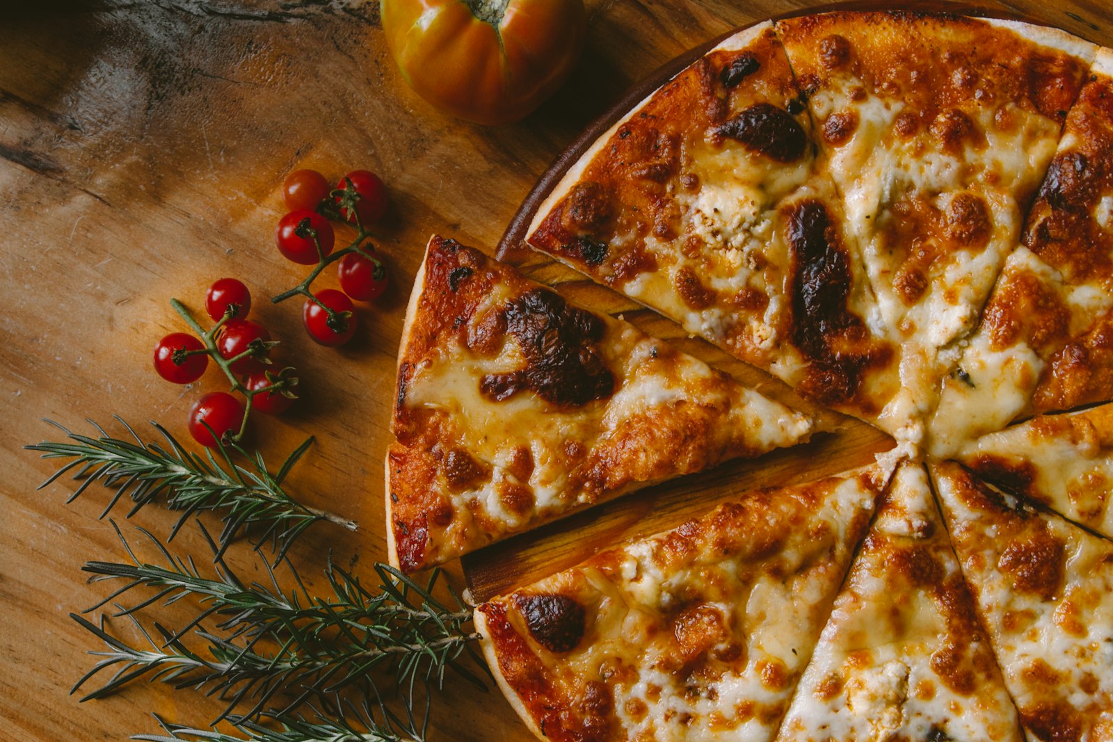 Frisch gebackene Pizza aus dem Ofen bei Luppo in Kronshagen